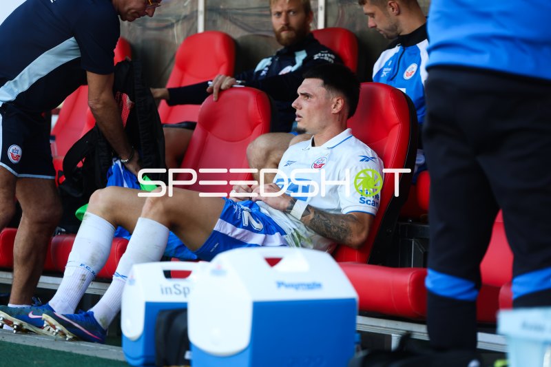 Niklas Kölle (#32; FC Hansa Rostock) in der Spielerbank