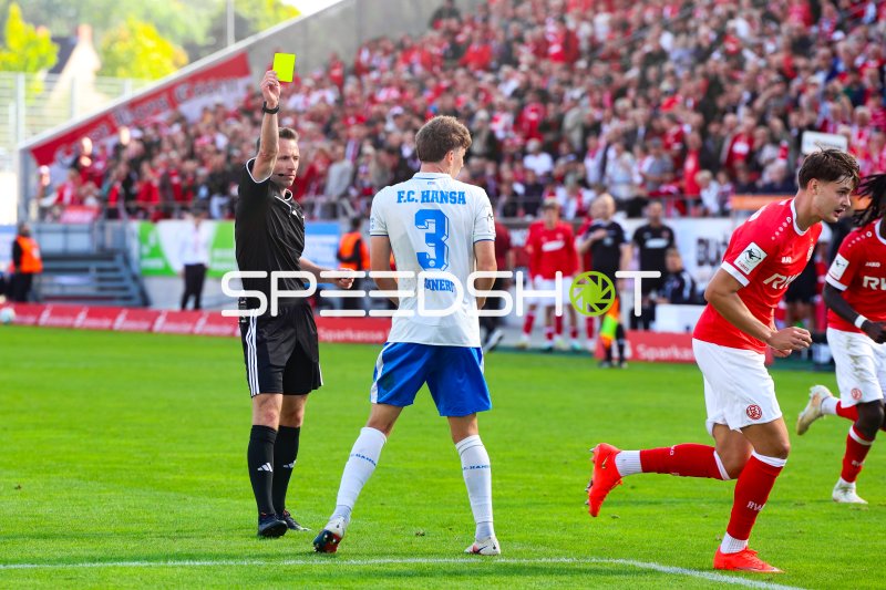 Schiedsrichter zeigt Gelbe Karte gegen FC Hansa Rostock Spieler (#3)