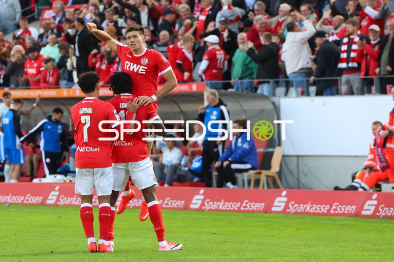 Semir Telalović (#17; Rot-Weiss Essen) jubelt vor Fans im Stadion