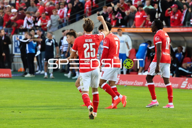 Nick Bätzner (#25; SV Wehen Wiesbaden) jubelt nach Tor