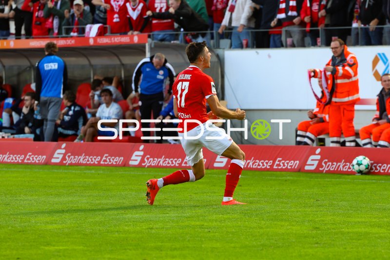 Spieler #17 Rot-Weiss Essen im Spielaufbau am Stadion an der Hafenstraße