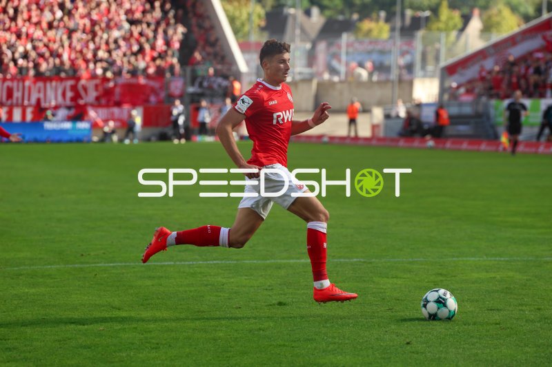 Semir Telalović (Rot-Weiss Essen) im Spielaufbau am Stadion an der Hafenstraße