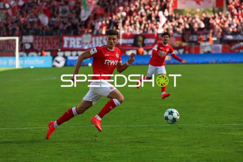 Semir Telalović (Rot-Weiss Essen) dribbelt mit Ball im Stadion an der Hafenstraße
