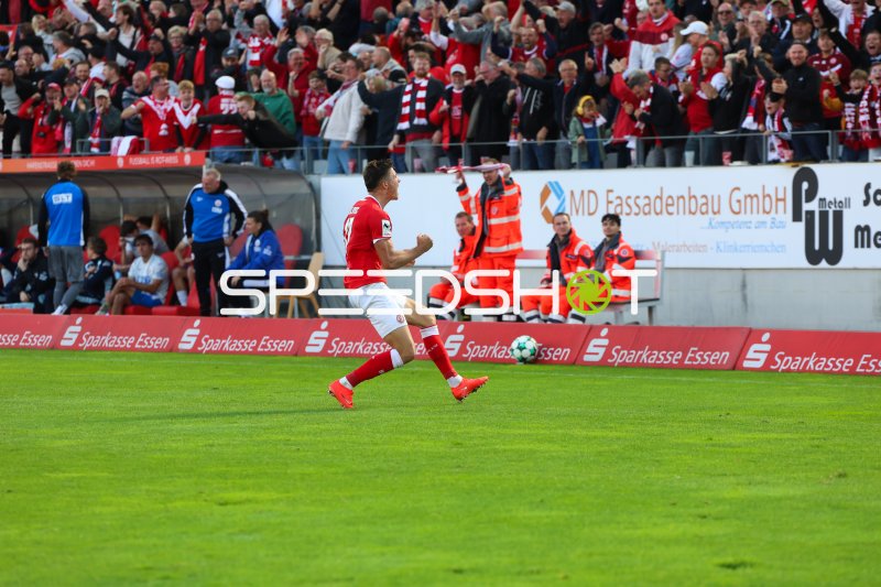 Rot-Weiss Essen Spieler im Sprint mit Ball am Stadion an der Hafenstraße