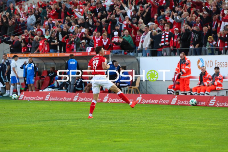 Rot-Weiss Essen Spieler (#37) im Spielaufbau am Stadion an der Hafenstraße