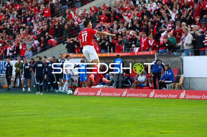 Semir Telalović (#17; Rot-Weiss Essen) springt zum Kopfball