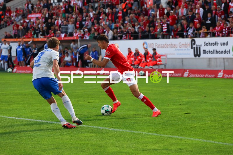 Semir Telalović (#17; Rot-Weiss Essen) im Dribbling gegen Gegenspieler