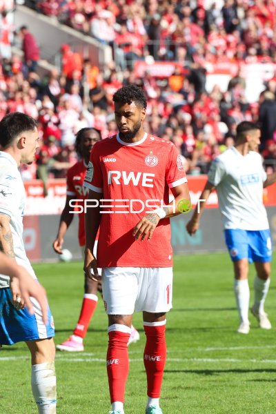 Ruben Reisig (#16; Rot-Weiss Essen) während der Spielunterbrechung