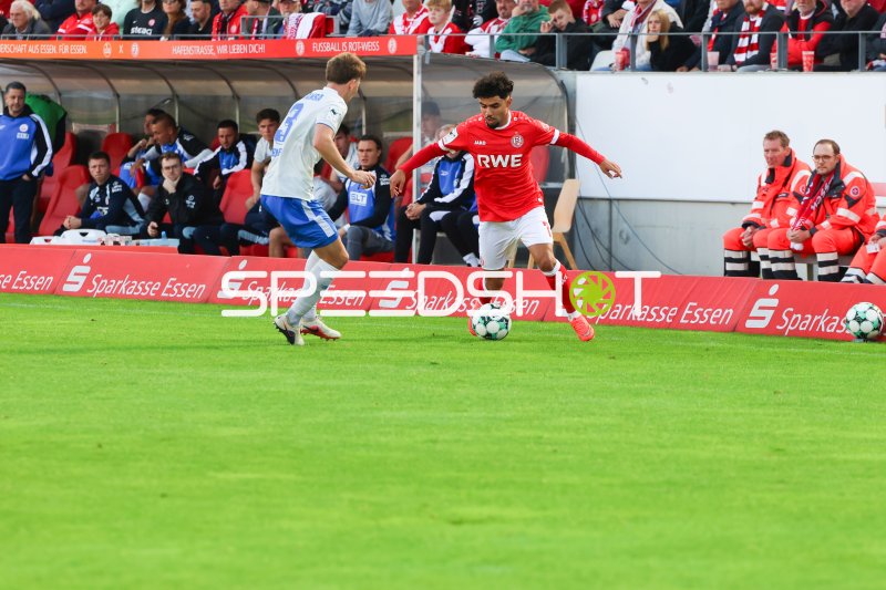 Aiman Dardari (#28; Rot-Weiss Essen) im Zweikampf um den Ball