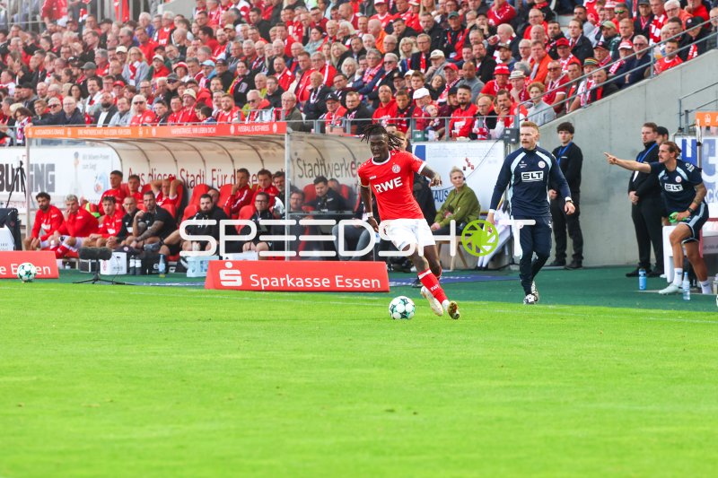 Rot-Weiss Essen Spieler mit Ball im Stadion an der Hafenstraße