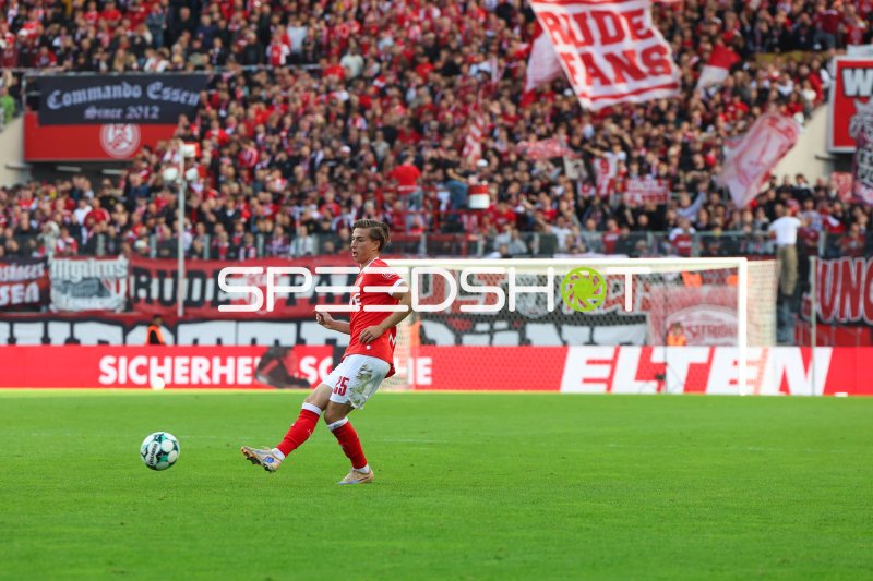 Nick Bätzner (#25; Rot-Weiß Essen) im Ballkontakt vor Kulisse