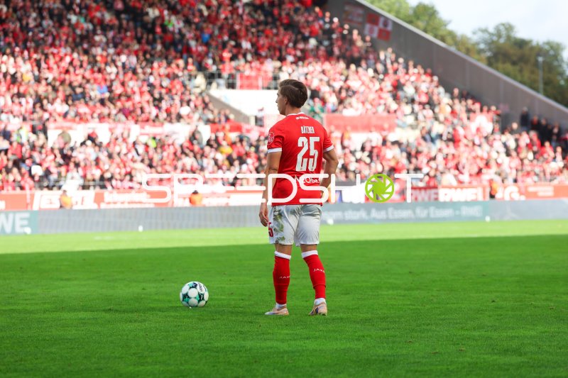 Spieler (#25; Rot-Weiss Essen) vor vollbesetztem Stadion an der Hafenstraße