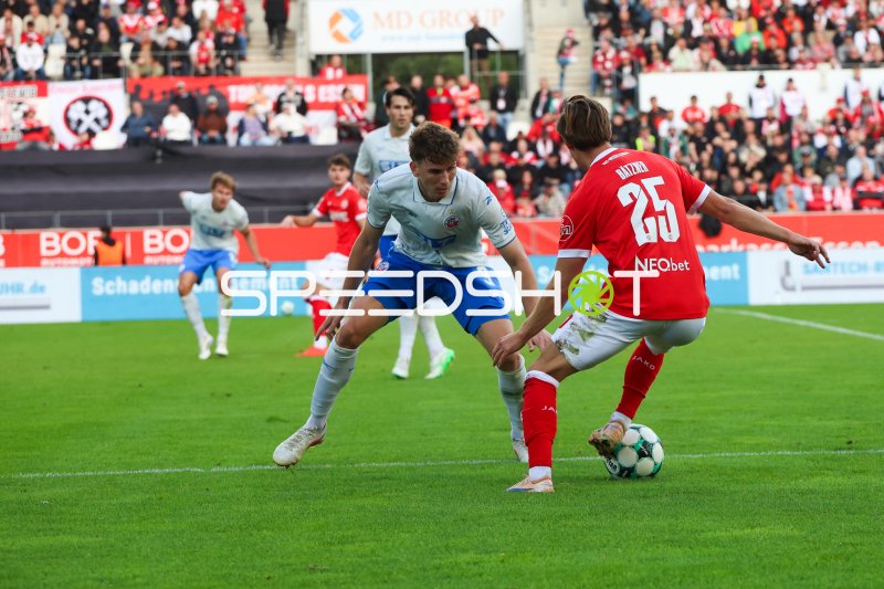 Ahmet Gürleyen (#15; FC Hansa Rostock) im Zweikampf gegen Rot-Weiss Essen