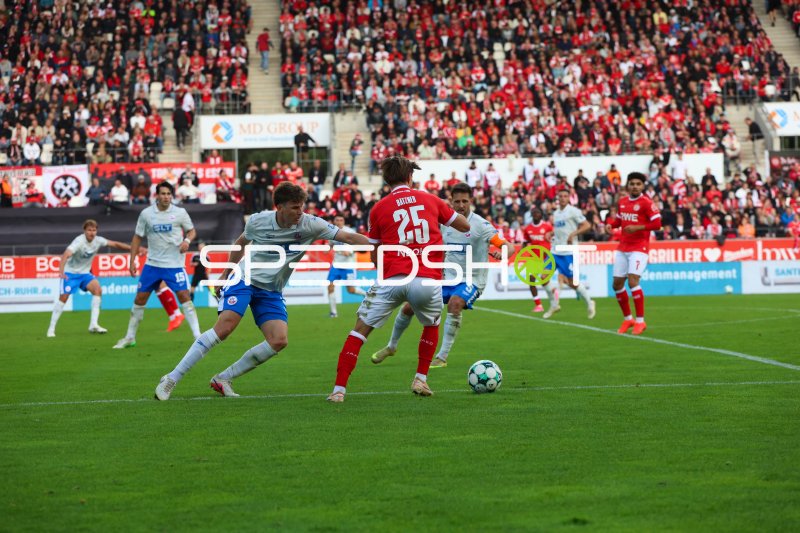 Marco Schuster (#5; FC Hansa Rostock) im Zweikampf gegen Rot-Weiss Essen