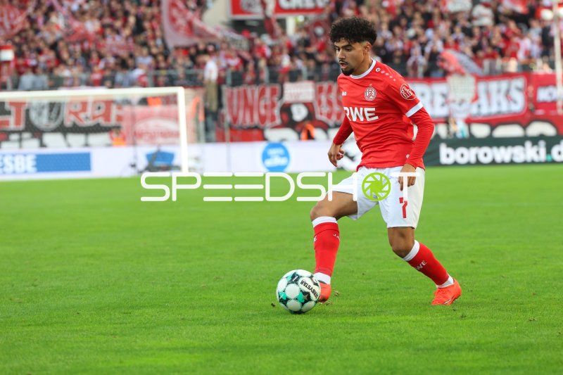 Aiman Dardari (#7; Rot-Weiss Essen) am Ball