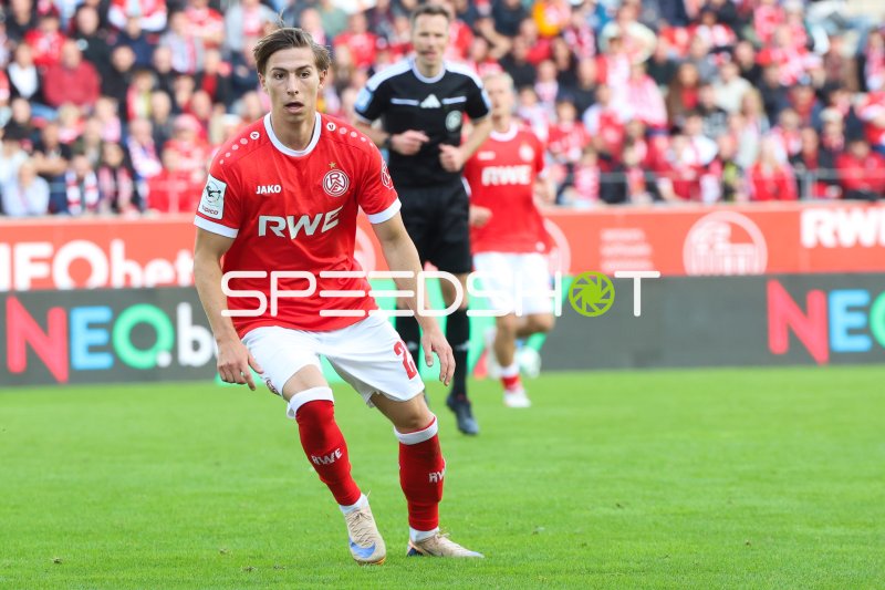 Nick Bätzner (#25; SV Wehen Wiesbaden) im Spielaufbau