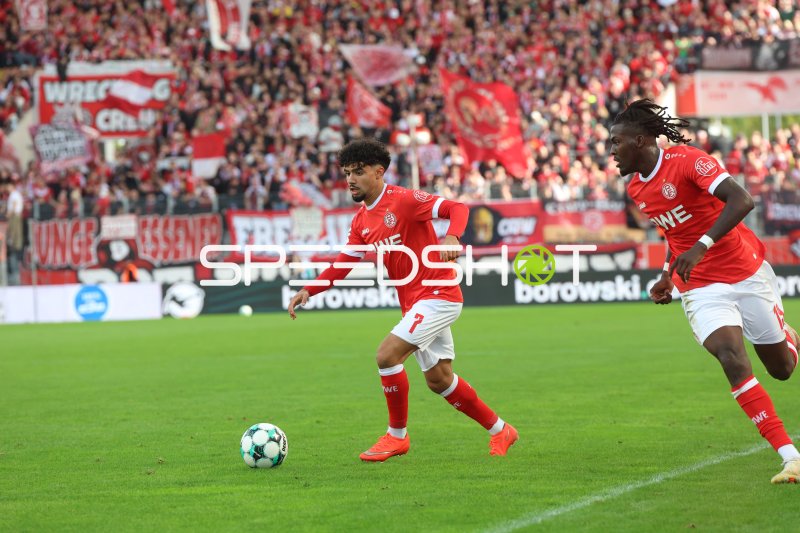 Aiman Dardari (#28; Rot-Weiss Essen) im Ballbesitz