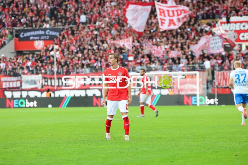 Nick Bätzner (#25; Rot-Weiss Essen) während Spielaktion im Stadion an der Hafenstraße