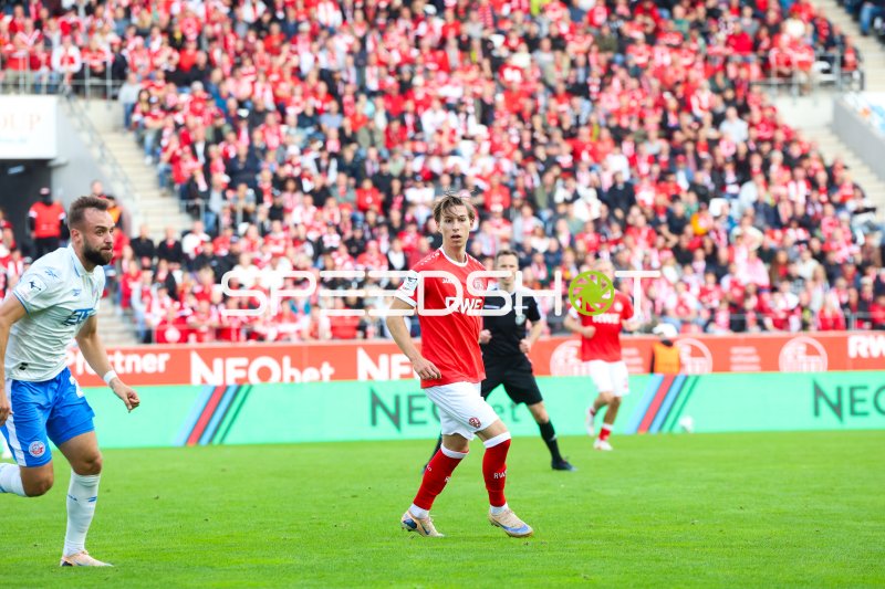 Nick Bätzner (#25; SV Wehen Wiesbaden) im Spielaufbau gegen Rot-Weiß Essen