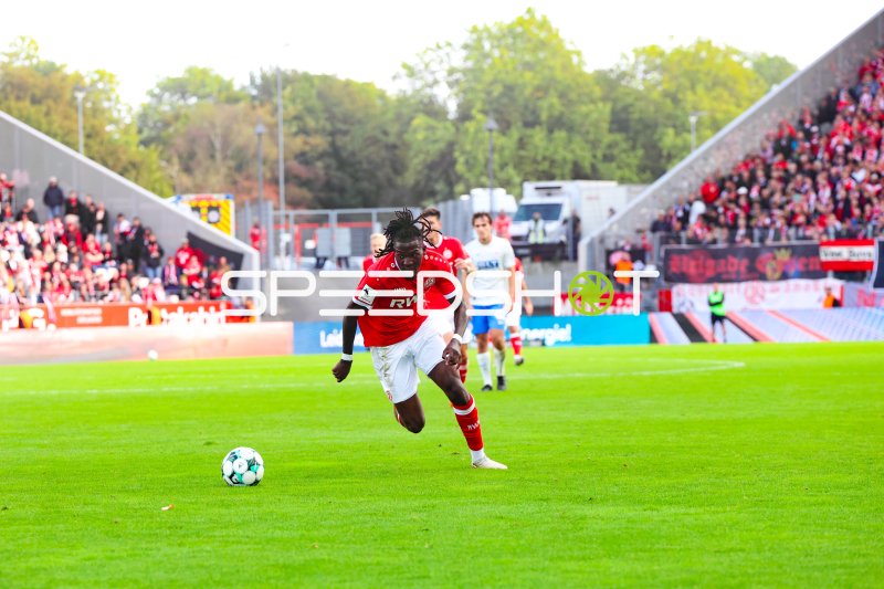 Rot-Weiss Essen Spieler im Ballkontakt am Stadion an der Hafenstraße