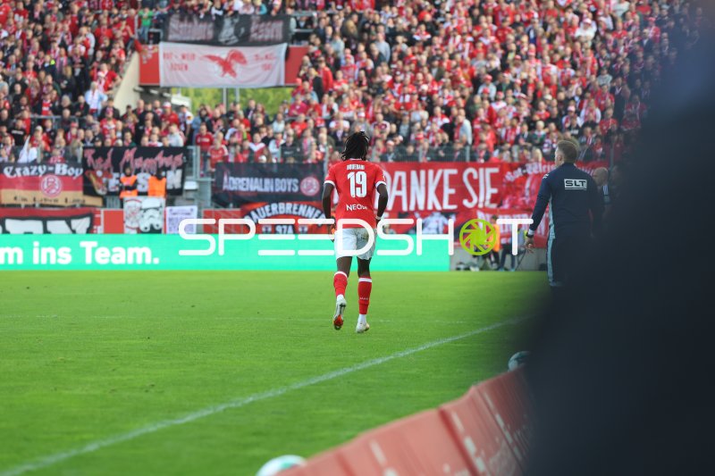 Spieler (#19; Rot-Weiß Essen) läuft übers Spielfeld vor Kulisse