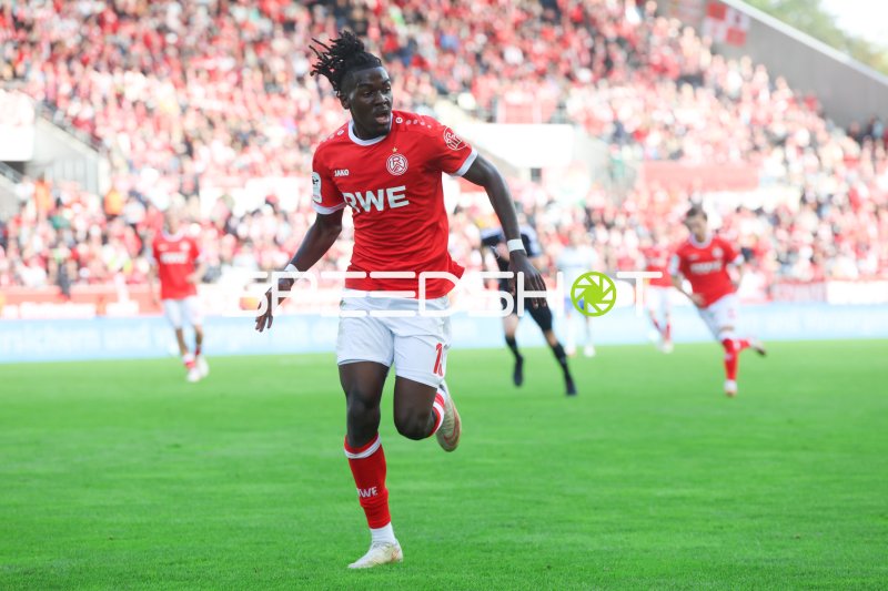 Franci Bouebari (#19; Rot-Weiss Essen) im Spielaufbau