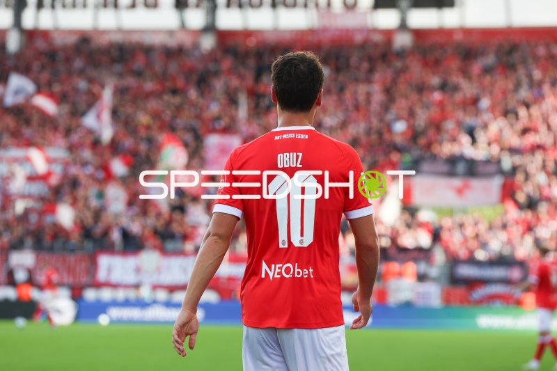 Marvin Obuz (#10; Rot-Weiss Essen) vor vollbesetztem Stadion
