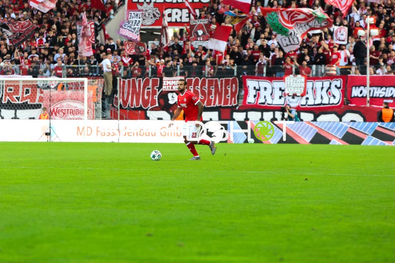 José Enrique Ríos Alonso (#23; Rot-Weiss Essen) mit Ball im Stadion an der Hafenstraße