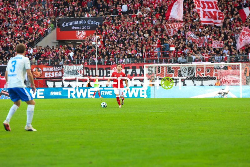 Rot-Weiss Essen Spieler mit Ball im Stadion an der Hafenstraße