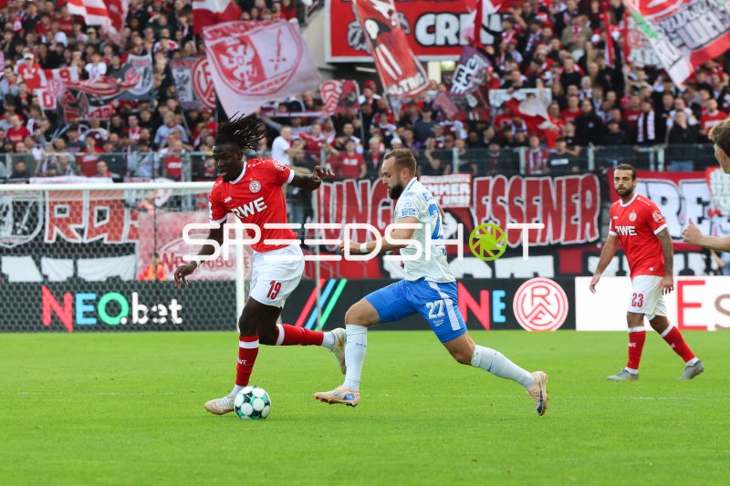 José Enrique Ríos Alonso (#23; Rot-Weiss Essen) im Zweikampf um den Ball