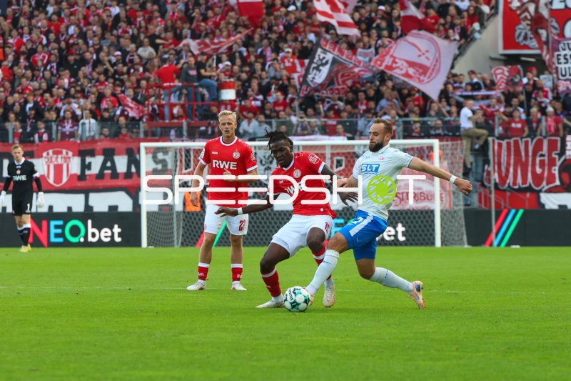 Janne Sietan (#22; Rot-Weiss Essen) im Zweikampf um den Ball