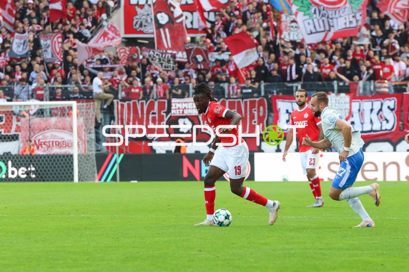 José Enrique Ríos Alonso (#23; Rot-Weiss Essen) im Dribbling gegen Hansa Rostock