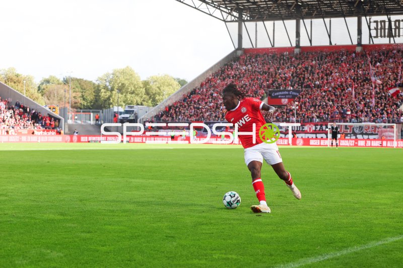 Rot-Weiss Essen Spieler mit Ball im Stadion an der Hafenstraße