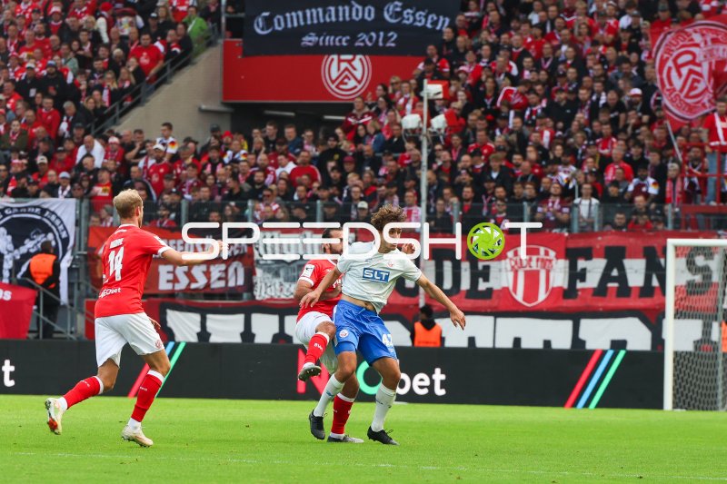 José Enrique Ríos Alonso (#23; Rot-Weiss Essen) gegen Benno Dietze (#42; FC Hansa Rostock)