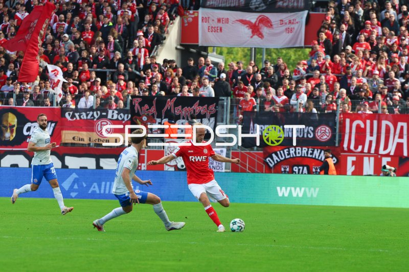 Rot-Weiss Essen gegen FC Hansa Rostock im Stadion an der Hafenstraße