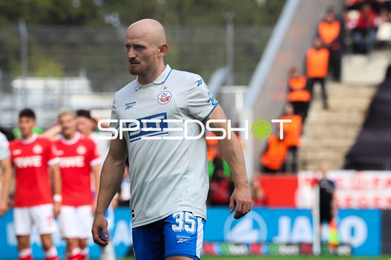 Maximilian Krauß (#35; FC Hansa Rostock) beim Aufwärmen