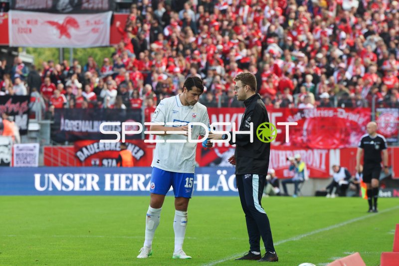 Ahmet Gürleyen (#15; FC Hansa Rostock) im Gespräch mit Trainer