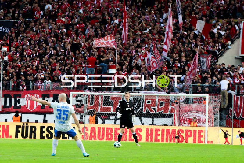 Jakob Golz (#1; Rot-Weiss Essen) im Tor gegen FC Hansa Rostock