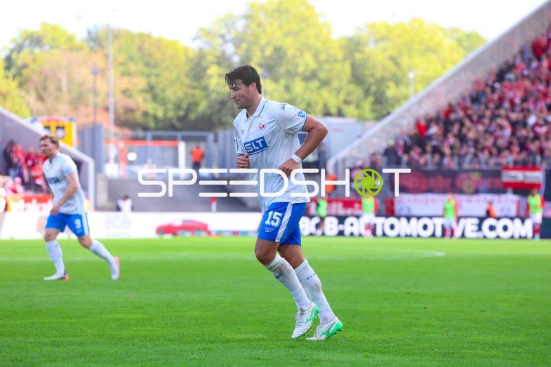 Spieler (#15; FC Hansa Rostock) im Spielaufbau am Stadion an der Hafenstraße