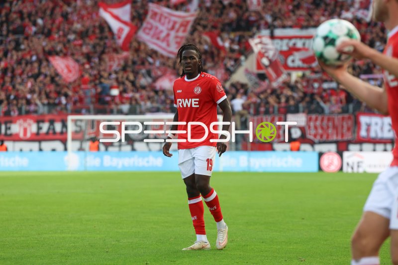 Franci Bouebari (#19; Rot-Weiss Essen) während Spielaktion im Stadion