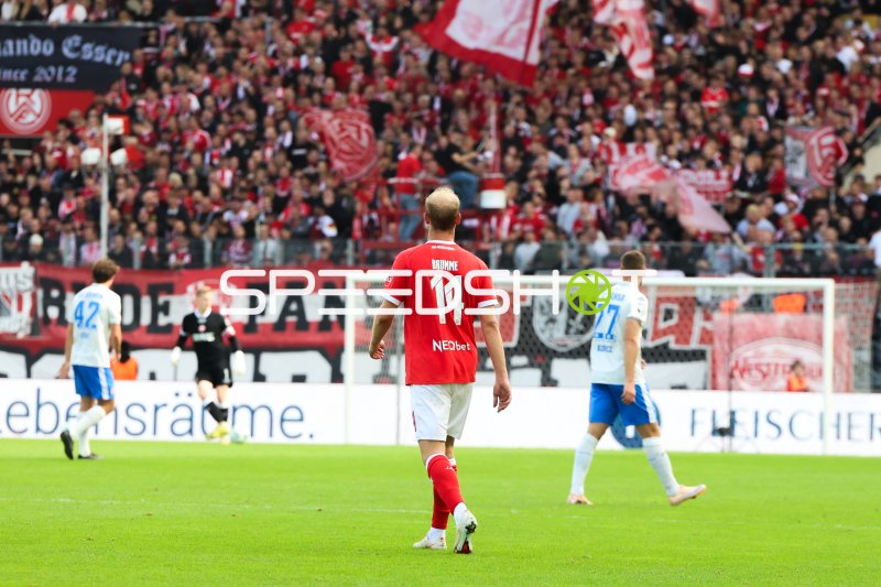 Lucas Brumme (#14; Rot-Weiss Essen) im Spielaufbau vor heimischer Kulisse