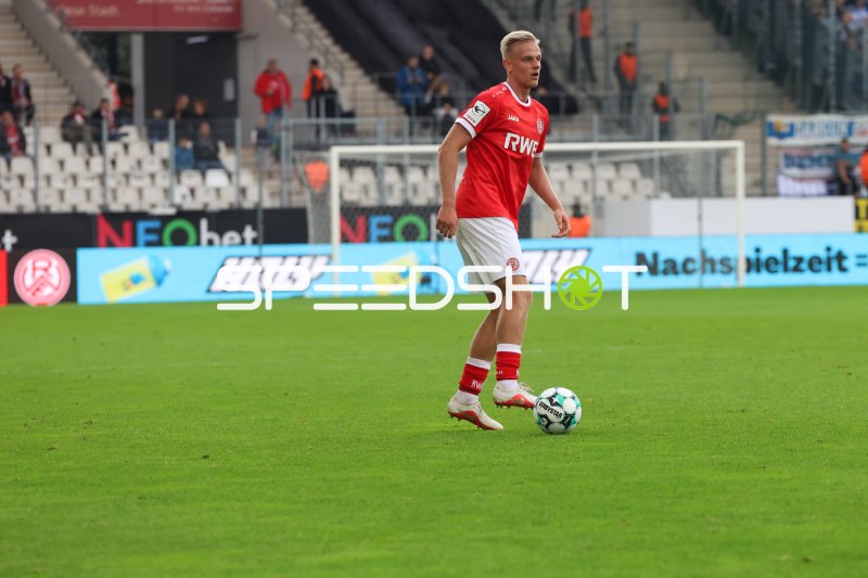 Janne Sietan (#22; Rot-Weiss Essen) am Ball im Stadion an der Hafenstraße