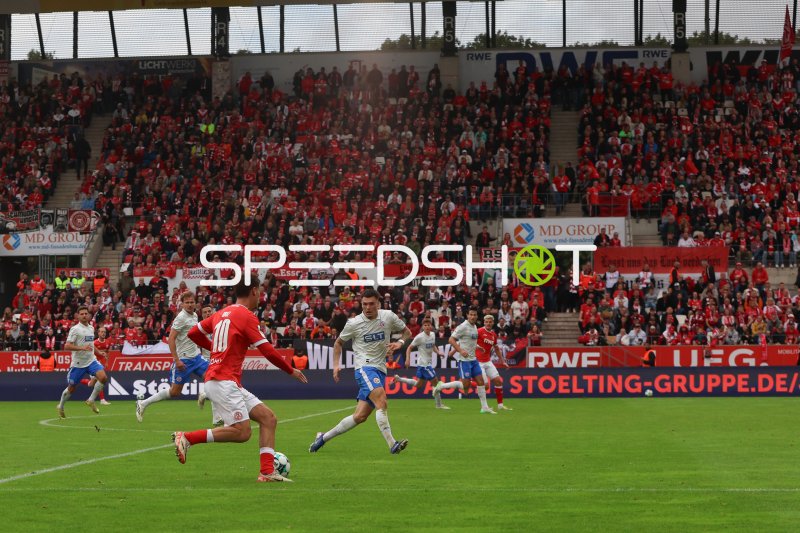 Florian Carstens (#17; FC Hansa Rostock) gegen Rot-Weiss Essen