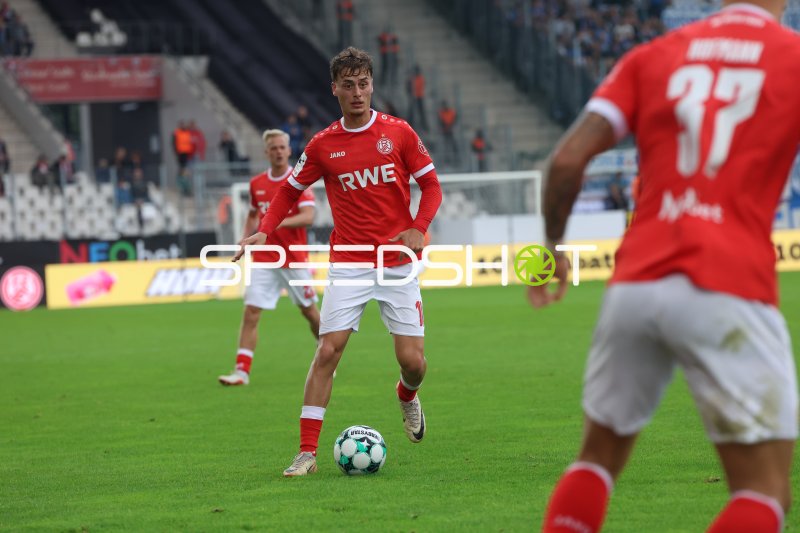 Marvin Obuz (#10; Rot-Weiss Essen) am Ball im Stadion an der Hafenstraße