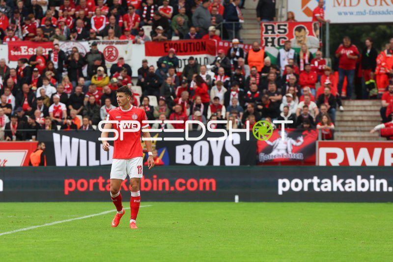 Semir Telalović (#17; Rot-Weiss Essen) während der Spielaktion