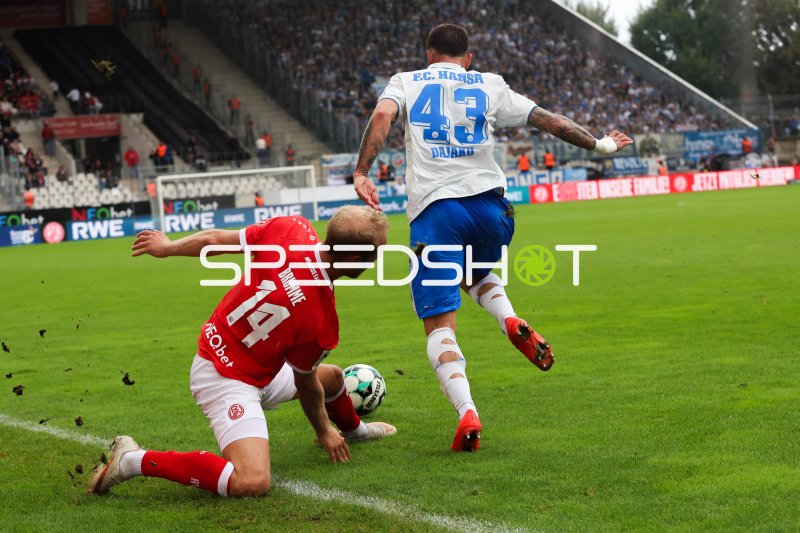 Zweikampf um den Ball im Stadion an der Hafenstraße