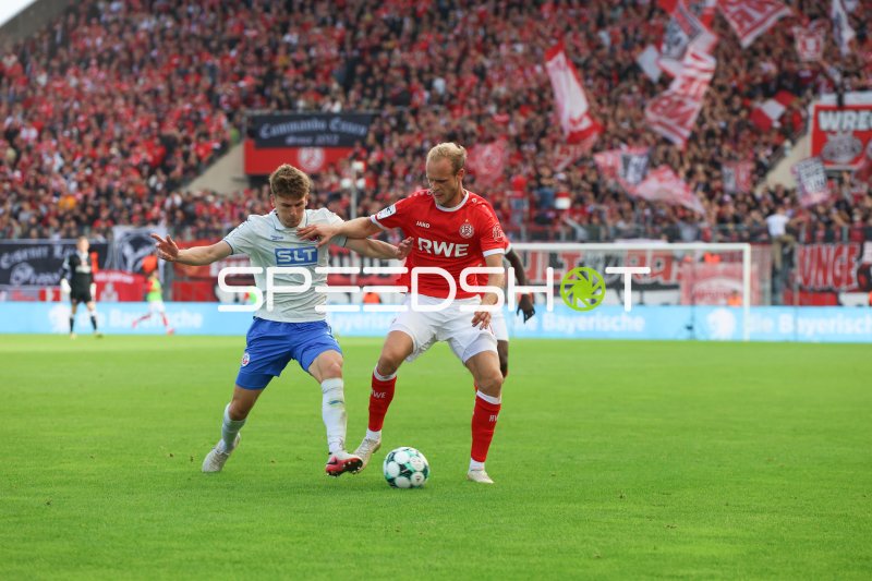 Lucas Brumme (#14; Rot-Weiss Essen) im Zweikampf um den Ball