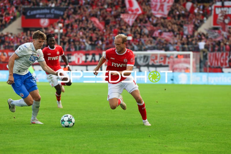 Lucas Brumme (#14; Rot-Weiss Essen) im Ballbesitz gegen Gegner
