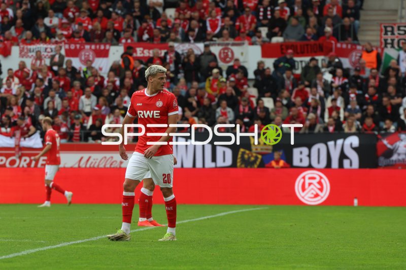 Marek Janssen (#20; Rot-Weiss Essen) im Spielaufbau an der Hafenstraße