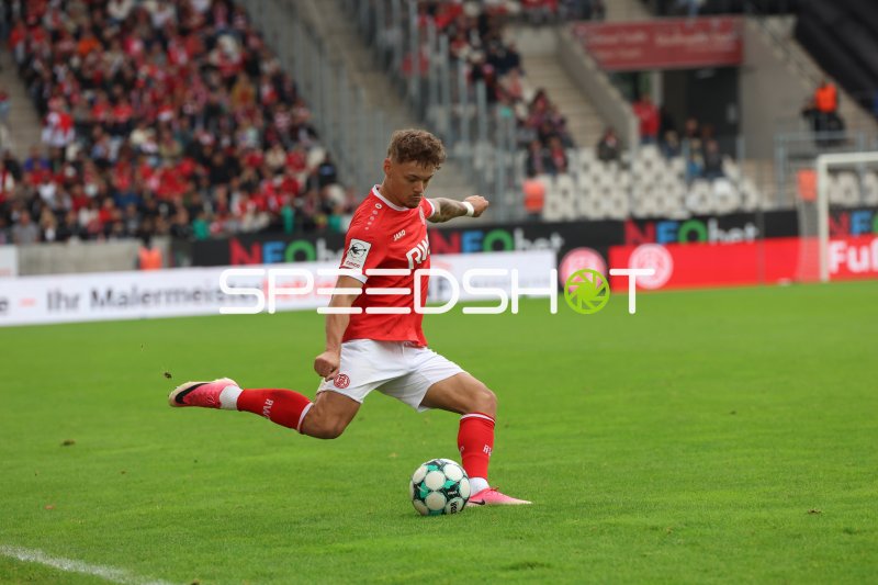 Jannik Hofmann (#37; Rot-Weiss Essen) bei Flankenpass
